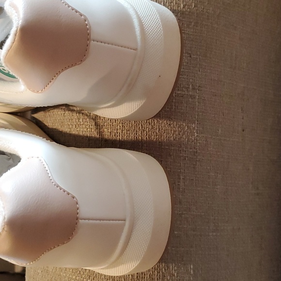 Universal thread white flora sneakers 9.5 - Picture 3 of 6